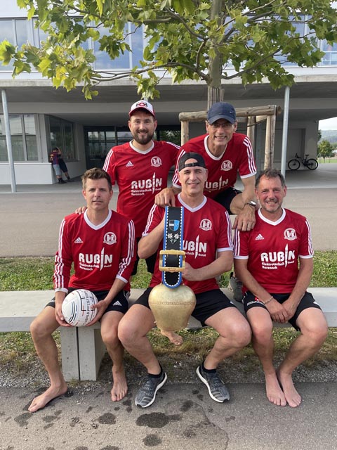 Sieger-Foto der Mannschaft MTV Herznach 1 mit dem neuen Wanderpreis. Foto: zVg