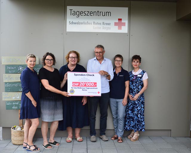 Freudige Gesichter bei der Übergabe der grosszügigen Spende ans Rotkreuz-Tageszentrum (v.l.n.r.: ): Béatrice Kovacs (Lions Club Aarau Residenz), Monika Wiederkehr (Leiterin Tageszentrum), Tina Müller (Lions Club Aarau-Kettenbrücke), Dieter Felber (Lions Club Aarau), Yvonne Leuthardt (LC Aarau-Kettenbrücke), Regula Kiechle (Geschäftsführerin SRK Kanton Aargau). Foto: zVg