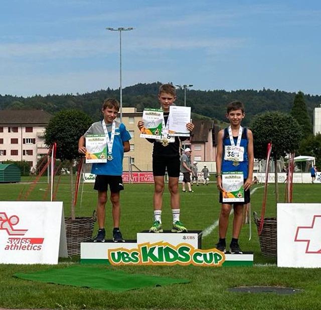 Collin Bittl (links) belegte den zweiten Platz beim UBS Kids Cup... Foto: zVg