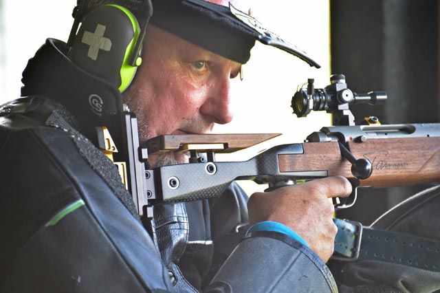 Der Titelverteidiger mit dem Standardgewehr, Rolf Denzler, kontrollierte die Konkurrenz nach Belieben. Foto: wr