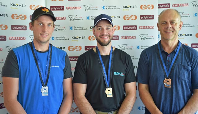 Das Podest der Dreistellungsschützen Gewehr 300 m: (von links) Marco Lüscher (3.), Rafael Bereuter (1.), Hans Häseli (3.). Foto: wr
