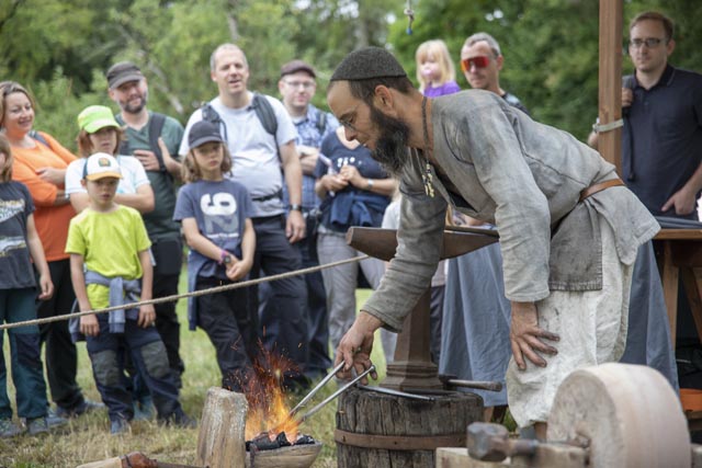 Staunen über die Handwerkskunst beim römischen Schmied. Fotos: © Augusta Raurica