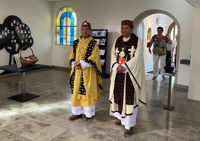 Priester Stafanus Wolo Itu und Pater Albert. Foto: zVg  