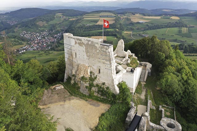 Die Burgruine Farnsburg, wie sie sich aktuell nach Abschluss der Sanierung präsentiert. Neue Brücken erschliessen die Ruine und auf der Schildmauer ist neu eine Aussichtsplattform eingerichtet worden. Foto: © Archäologie Baselland