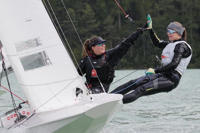 Mona Venhoda am Steuer und Fiona Schärer am Trapez hängen bei der Zieldurchfahrt. Foto: zVg
