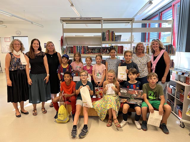 Die Gewinner des Sommer-Lese-Bingos mit den Bibliothekarinnen Erna Kym, Corina Forrer, Solange Bernstein (Wallbach), Andrea Fischler (Möhlin) und Manon Steinmann (Magden). Foto: zVg