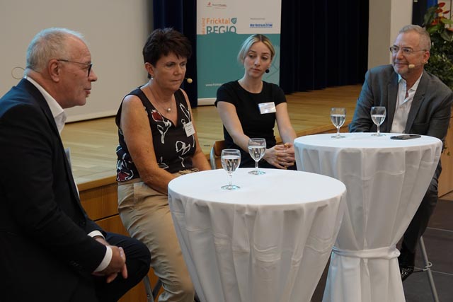 Auf dem Podium (von links): Boris Zürcher, Barbara Bourouba, Stefanie Hafner und Moderator Patrick Rohr. Foto: Peter Schütz