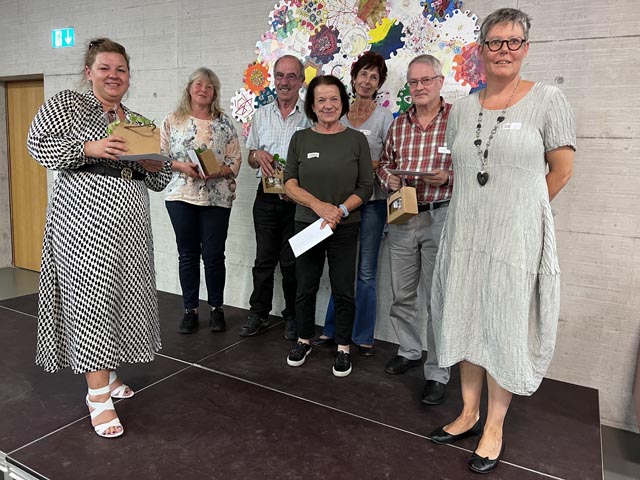 Eveline Dillinger (rechts) dankte Elzbieta Nguyen und Cornelia Cudemo, Mitarbeitende Haushaltshilfe, Severin Treier, Mittagstisch, Verena Heimgartner, Ortsvertretung Laufenburg, Béatrice Nauer, Mittagstisch, Martin Emmenegger, Radsportleiter (v.l.). Fotos: zVg