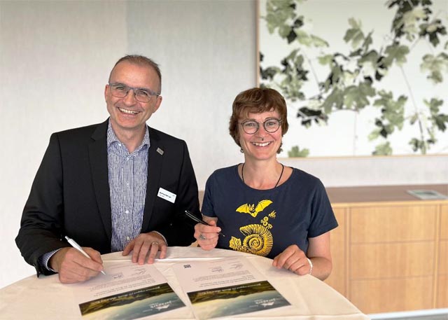 Am 14. September unterzeichneten die Barmelweid und der Jurapark ihren Kooperationsvertrag (v.l.): Manfred Hofmann, Leiter Services Barmelweid, und Anna Hoyer, Co-Geschäftsleiterin Jurapark Aargau. Foto: zVg