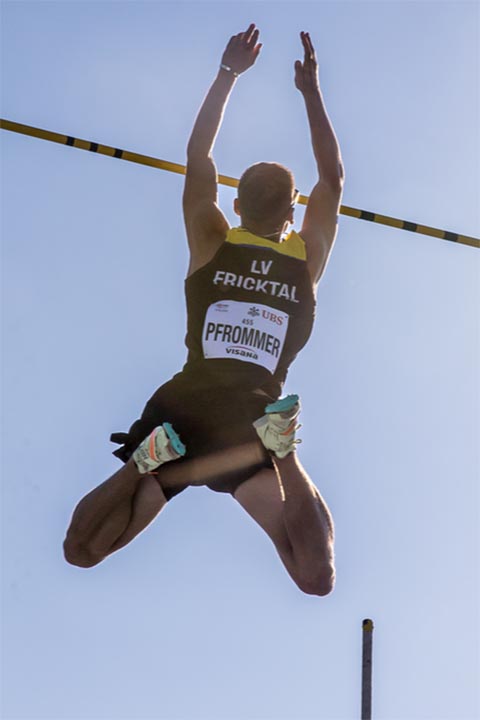 Nicolas Pfrommer fliegt in Lausanne über 5,30 Meter. Foto: Athletix.ch
