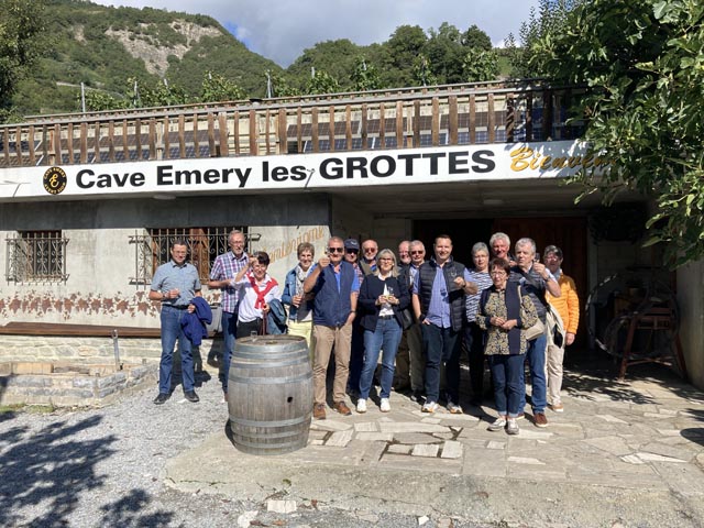 Reiseteilnehmer vor der Cave Foto: Roland Weiss