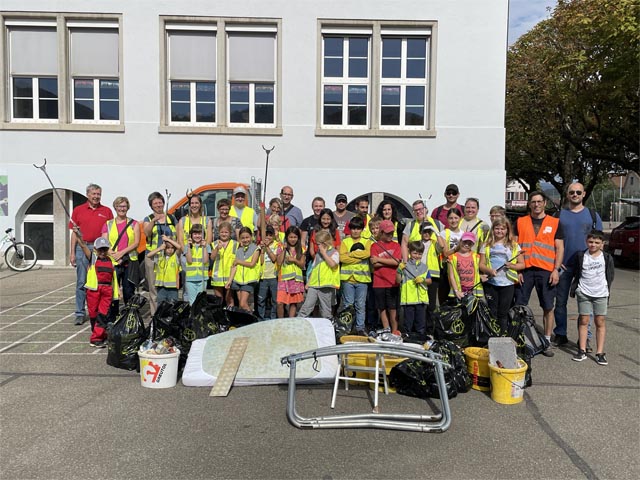 Die Schüler und Eltern mit dem eingesammelten Abfall. Foto: zVg