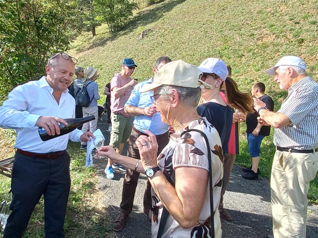 Michel Jaussi schenkt seinen Pinot Noir mit Jahrgang 2020 aus. Foto: Max Weyermann