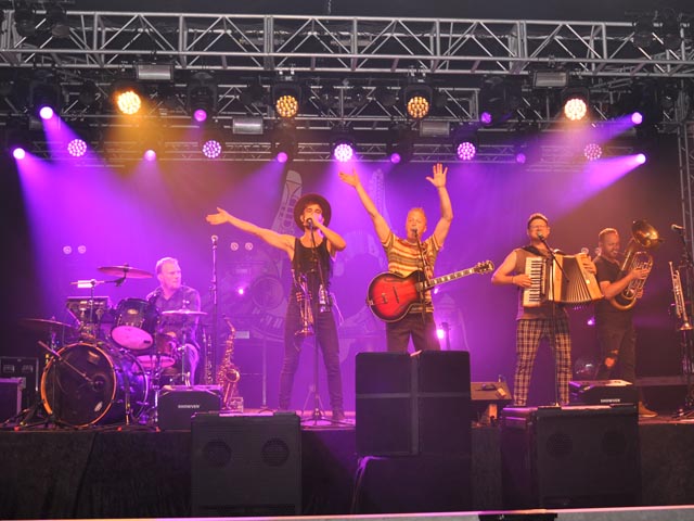 Die Stimmungsband «Fäascht&shy;bänkler». Foto: Jörg Wägli