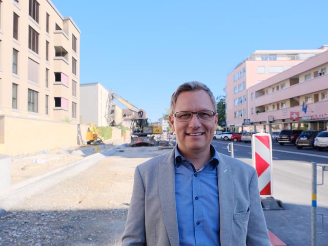 Dominik Studer an der Baustelle der Buchserstrasse in Aarau, einem kantonalen Grossprojekt. Foto: Copyright Kanton Aargau, BVU