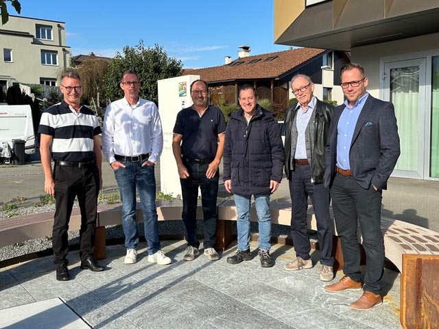 Nach Unterzeichnung Reussteg-Vereinbarung (von links): Daniel Schüepp, Gemeindeammann Künten, Roger Müller, Gemeindeschreiber Künten, Christoph Flory, Vizepräsident Pro Natura Aargau, Matthias Betsche, Geschäftsführer Pro Natura Aargau, Hans Peter Flückiger, Gemeindeammann Fischbach-Göslikon, Ronny Wasem, Gemeindeschreiber Fischbach-Göslikon. Foto: zVg