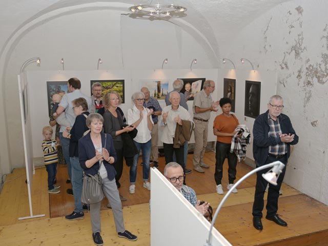 Gutbesuchte Vernissage der Jubiläumsausstellung des Fotoclubs Fricktal im Kornhauskeller in Frick. Foto: Jackie Venzin