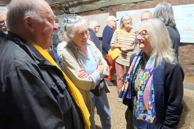 Die Künstlerin Susi Kramer (rechts) im Gespräch mit Vernissage-Gästen. Foto: ghi