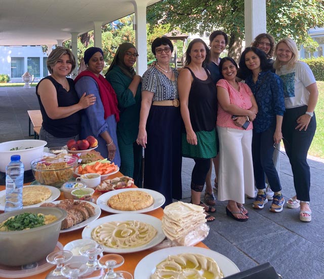 Freiwillige Mitarbeiterinnen aus dem Femmes-Tische-Team.Foto: Caritas Aargau