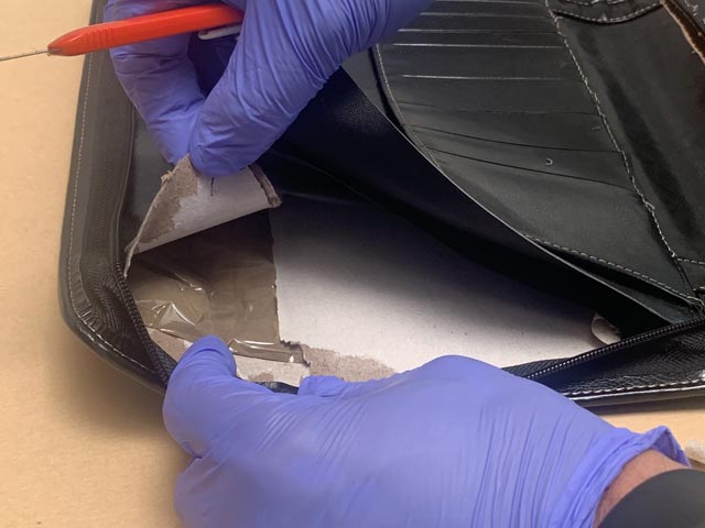 Schreibmappe mit sichergestelltem Kokain. Foto: BAZG