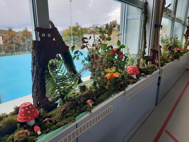 Die herbstlich dekorierte Turnhalle. Foto: zVg