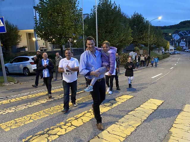 Christoph Riner wurde in Zeihen von seinen Leuten feierlich empfangen und zur Auberge Passepartout begleitet. Foto: Sonja Fasler