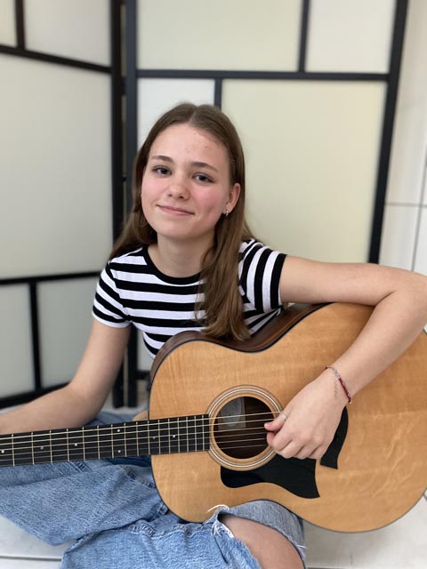 Die 14-Jährige freut sich auf die Veröffentlichung ihres Songs. Foto: Sonja Fasler
