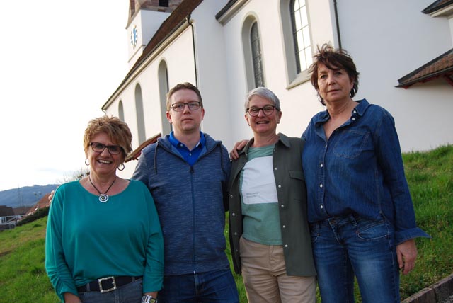 Suchen Verstärkung (von links): Pfarreiseelsorgerin Helena Boutellier zusammen mit den Kirchenpflegemitgliedern Cornelia Cargioli (Vize-Präsidentin), Esther Merkofer (Präsidentin) und Pascal Walker. Foto: zVg