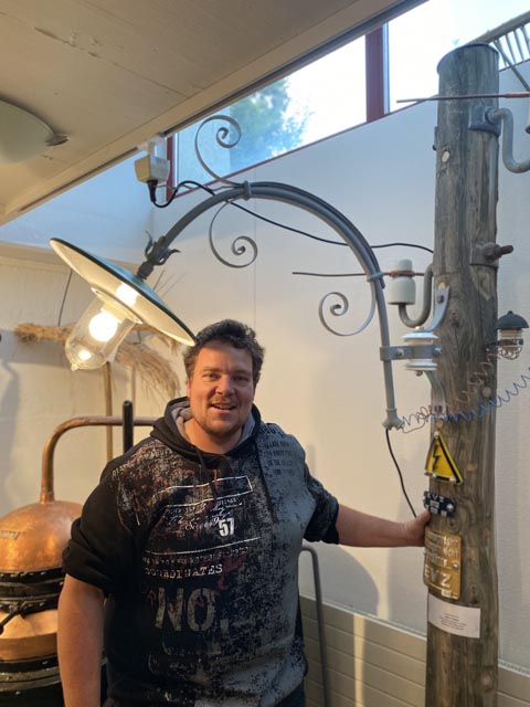 Marc Deiss hat mit viel Geschick und Geduld eine der ersten Strassenlampen aus dem Jahr 1913 restauriert und dem Museum geschenkt.  Foto: Sonja Fasler