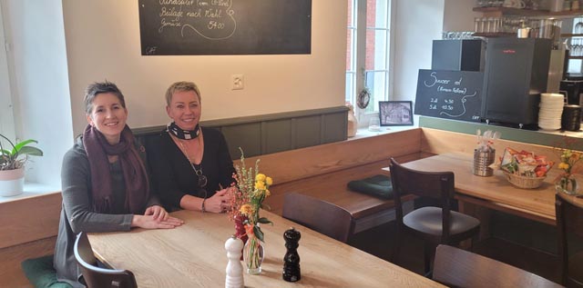 Claudia Welsch (Teil der Geschäftsführung, links) und Gina Meile (Servicefrau) vom Restaurant Jura in Asp. Foto: zVg