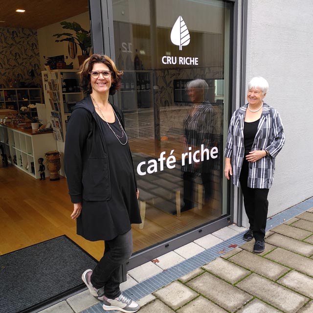 Muriel Böller (Leiterin des «café riche», links) und Eveline Räz-Rey, Inhaberin der Schokoladenmarke Cru Riche. Foto: zVg