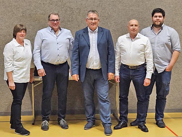 Der (noch) amtierende Gemeinderat (von links): Waltraut Steinacher, Thomas Szabo, Mario Hüsler (Ammann), Urban Erdin (Vizeammann) und Severin Senn. Foto: zVg