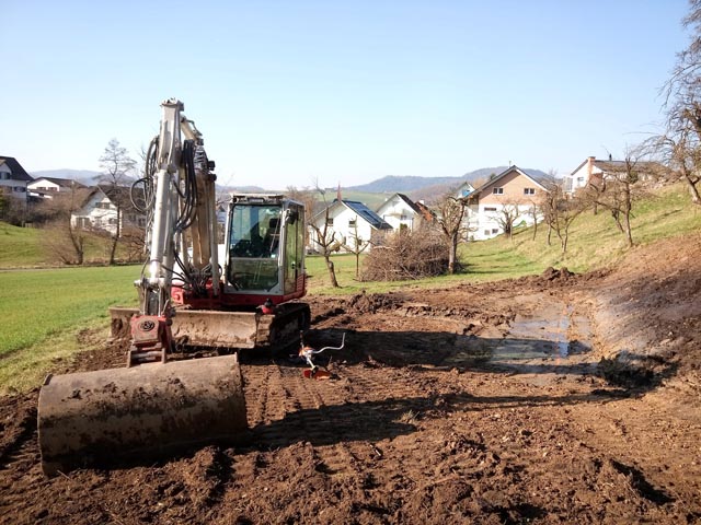 Weiherbau durch Frank Möri und fertiger Weiher. Foto: © Jurapark Aargau