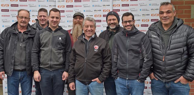 Aufstieg in die Meistergruppe für die Fischbach-Gösliker Schützen: (von links) Stephan Meier (Vereinspräsident), Michael Stenz, Patrick Eichta, Michael Schuhmacher, Rico Zehnder, Oswin Baumann, Andreas Hüsser und Daniel Huber. Foto: wr