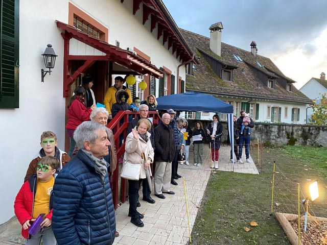 Mit geladenen Gästen konnten nach dreimonatiger Bautätigkeit zwei neu errichtete Spielplätze eingeweiht werden. Foto: zVg