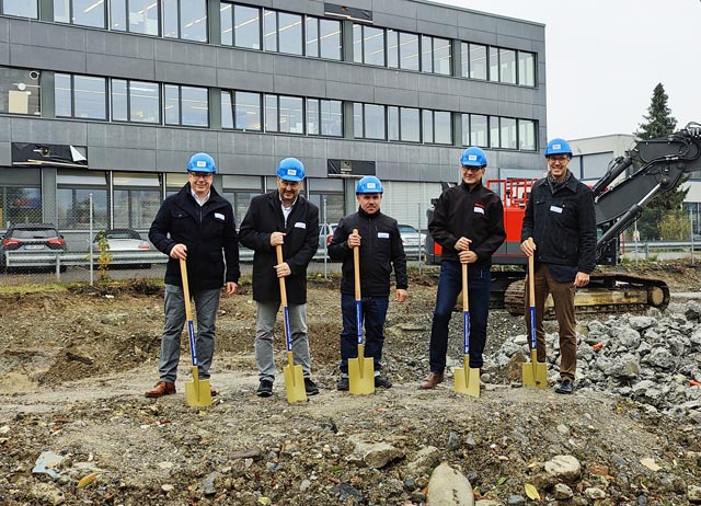 Bild (von links): Daniel Wernli, Leiter Wärmeproduktion (AEW), Renato Sanvido, Vizeammann Gemeinde Villmergen, Stefan Fischer, Projektleiter Wärmegeschäft (AEW), Christian Schweiger, Präsident des Verwaltungsrates der Cellpack Power Systems AG und David Gautschi, Leiter Geschäftsbereich Produktion (AEW) beim Spatenstich in Villmergen. Foto: AEW