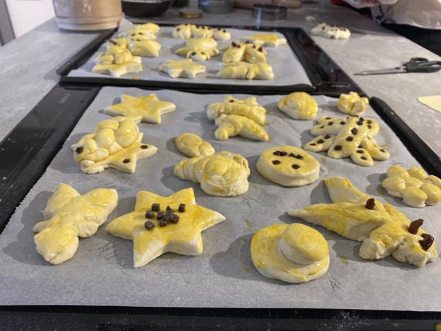 Beim Formen des Zopfteigs waren der Fantasie keine Grenzen gesetzt. Foto: Sonja Fasler 