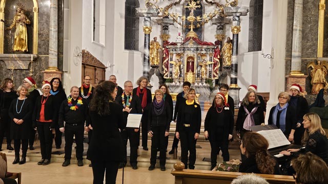 Der Regenbogenchor sang zum Advent in Frick. Foto: zVg