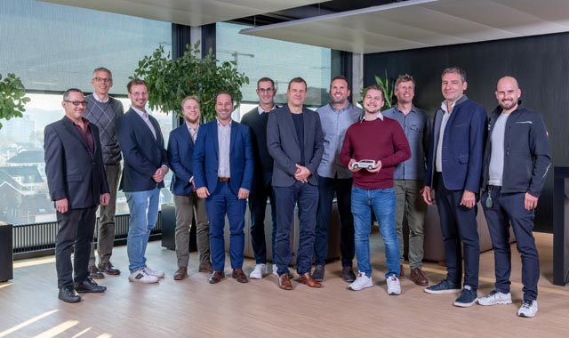 Untersucht als erstes Projektteam in der Schweiz die technische Machbarkeit des induktiven Ladens von Elektrofahrzeugen unter Alltagsbedingungen (v. links): Olivier Sakhri (BRUGG eConnect), Andrea Del Duce (ZHAW Institut für Nachhaltige Entwicklung), Marc Steinhof (BRUGG eConnect), Colin Michel (Swisspower), Patrick Kern (BRUGG eConnect), Samuel Pfaffen (Eniwa), Markus Bittner (WiTricity), Men Wirz (Bundesamt für Energie), Claudio Richter (Eniwa), Luca Castiglioni (Bundesamt für Energie), Hubert Wolters (WiTricity) und Mathias Huber (Empa). Foto: zVg