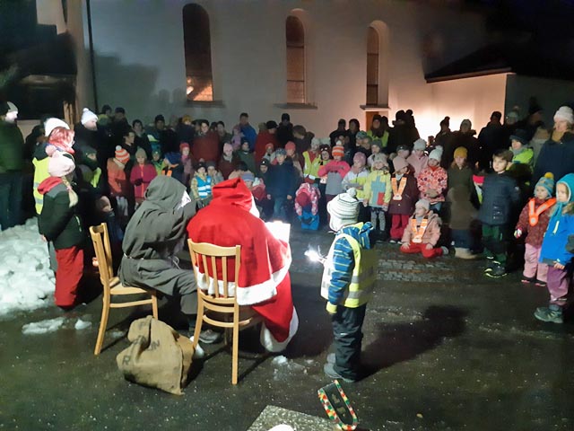 Der Samichlaus erzählt der gespannten Kinderschar eine Geschichte. Foto: Kathrin Schmid