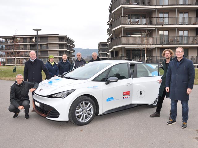 Vertreter der Energiestadt Stein, der E-Carsharing-Firma SwissEcar und Sponsoren mit dem neuen Mietelektroauto, einem Cupra Born mit guter Grundausstattung. Foto: Jörg Wägli