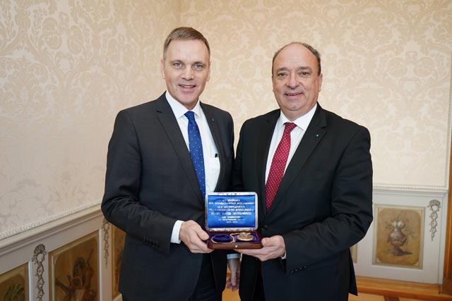 Landammann 2023 Jean-Pierre Gallati und Landammann 2024 Dr. Markus Dieth bei der Übergabe der Landammann-Uhr. Foto: © Kanton Aargau