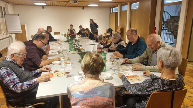Klein aber fein: Alle freuten sich über einen unterhaltsamen Abend, hier beim Lottospiel. Foto: zVg