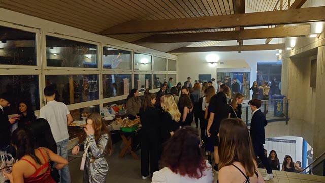 Schulfest OS Frick – reger Betrieb an den verschiedenen Verpflegungsständen. Foto: zVg