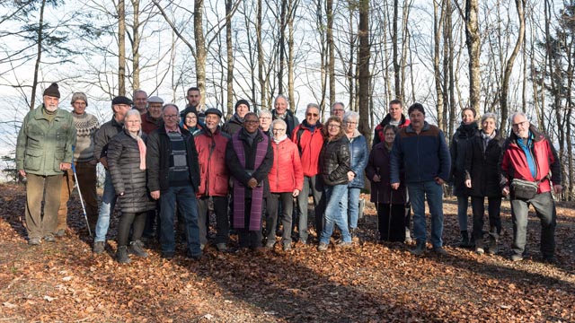 Die illustre Gästeschar stellte sich nach dem feierlichen Akt dem Fotografen. Foto: Edwin Rüede