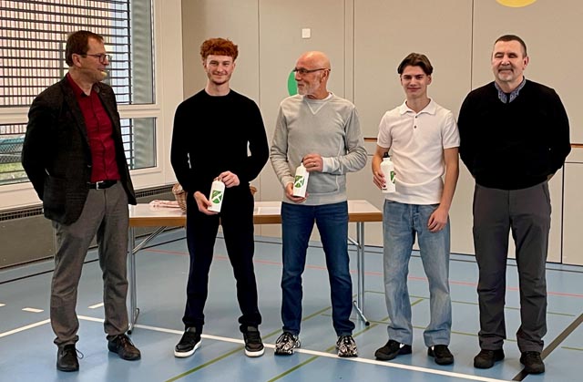 Von links: Ralf Dümpelmann (Vizeammann), Eric Timmer (Karate), Ueli Wäfler (Laufen), Lenny Würsten (Fussball), Volodymyr Volkov (Sportclub UA-DO). Foto: zVg