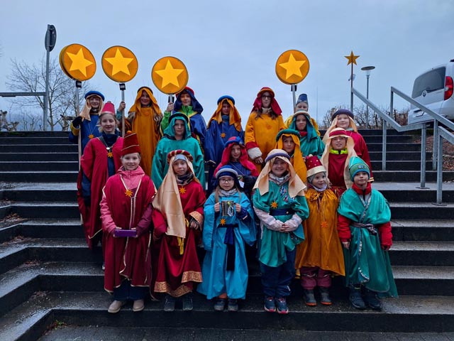 Gipf-Oberfrick: «En helle Schtärn i de dunkle Nacht...» - Sternsinger verteilen Segen