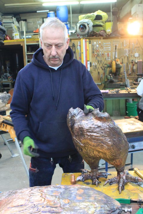Michael Knoppau aus dem Spreewald arbeitet an einem fast zwei Meter grossen Adler. Foto: Sonja Fasler