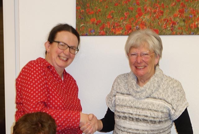 Mary Vogel (links) überreicht den Gutschein an Irma Stocker. Foto: Gaby Hasler