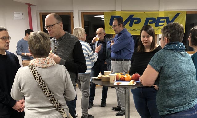 EVP-Gäste beim angeregten Austausch im Foyer des provisorischen Regierungsgebäudes. Foto: evp